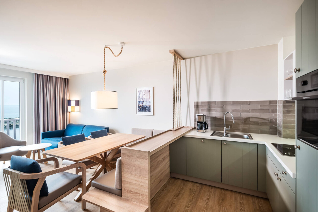 Wohnbereich mit Sitzecke und Küche