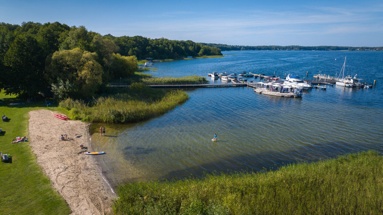 Ein Strand und Steg
