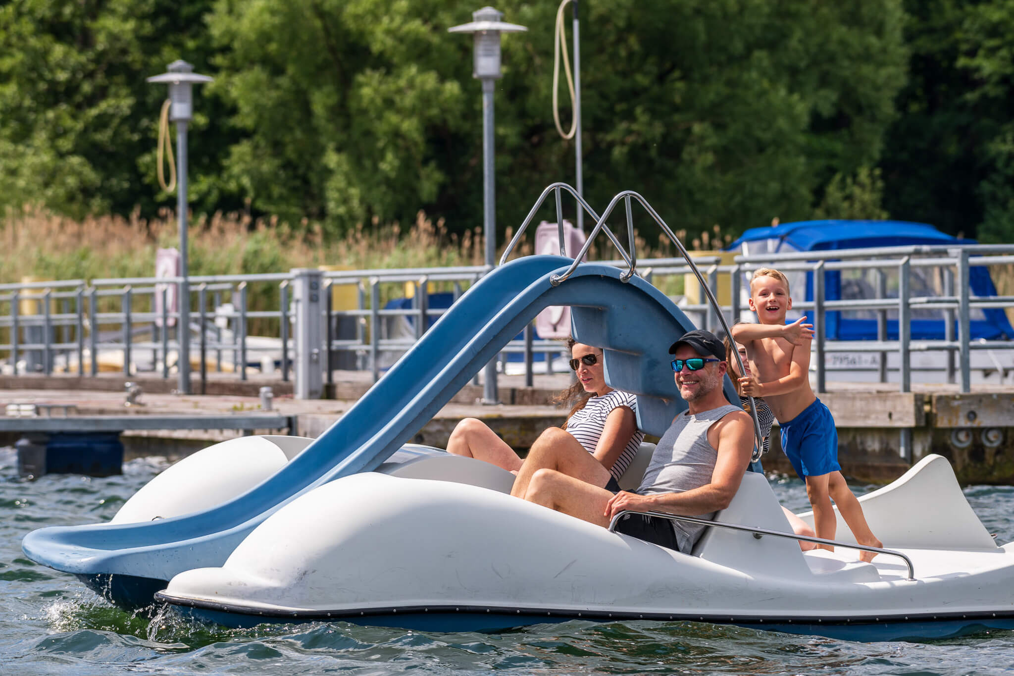 Eine Familie auf einem Tretboot