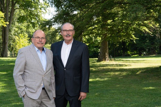 Zwei Männer im Grünen