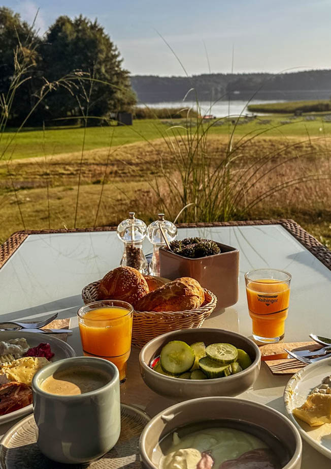 Ein gedeckter Tisch mit Seeblick