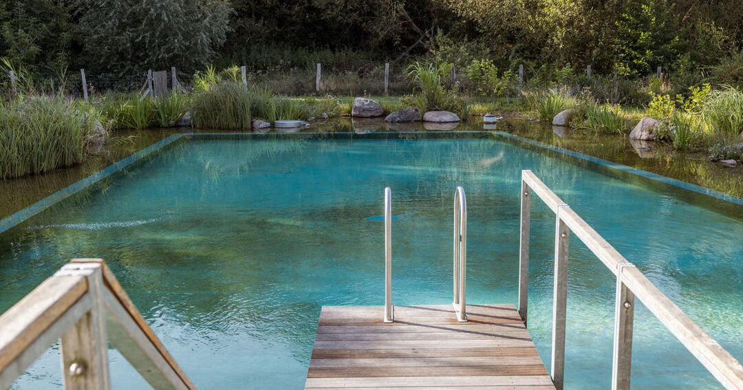 Ein kleiner Steg zu einem Naturbadeteich