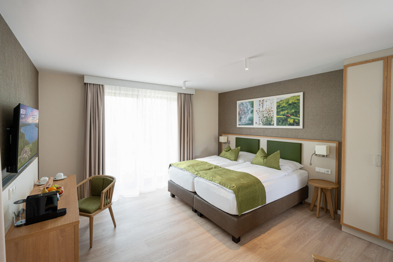 Ein Zimmer mit Bett, Schrank, Stuhl, TV