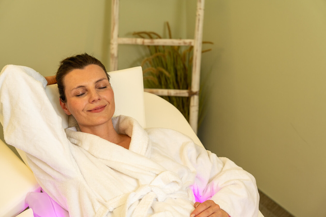 Eine Frau entspannt auf einer Liege