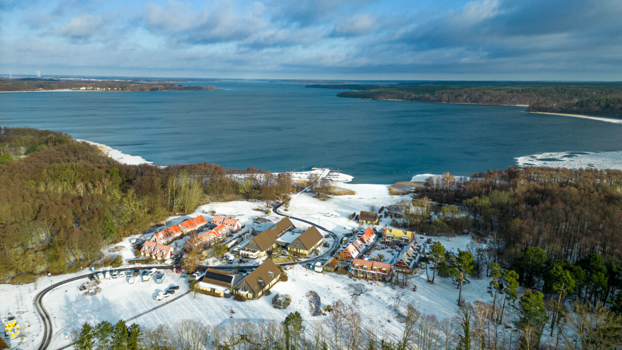 Ein Ort von oben im Winter