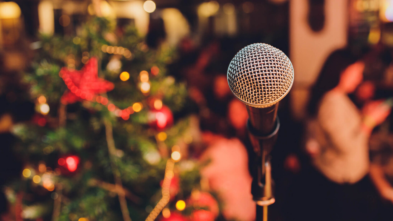 Ein Mikrofon vor einem Weihnachtsbaum