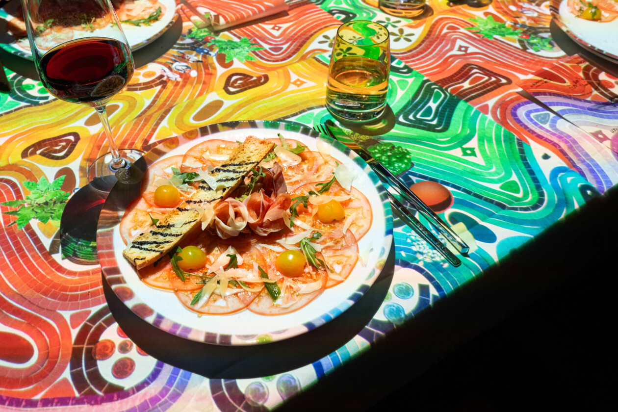 Ein Teller mit Dessert mit 3D Animation