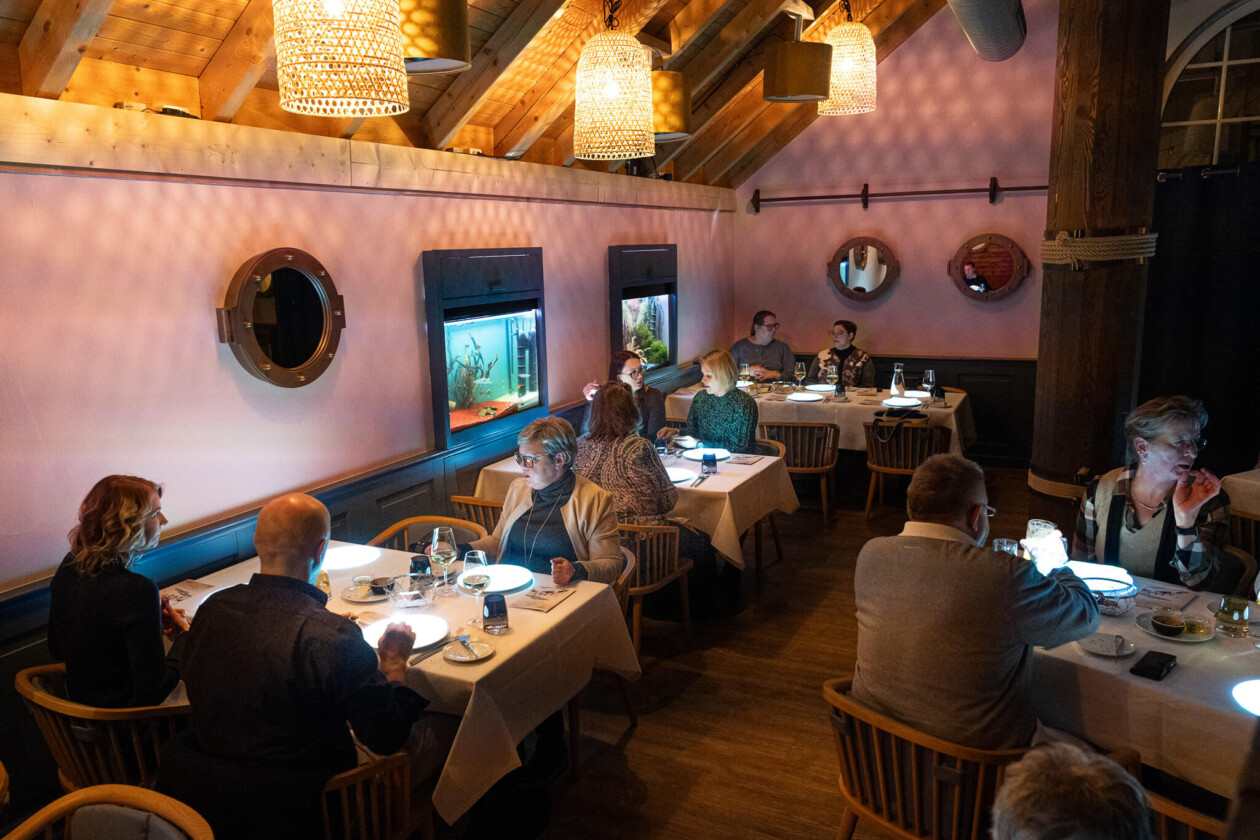 Ein Restaurant mit Menschen am Tisch