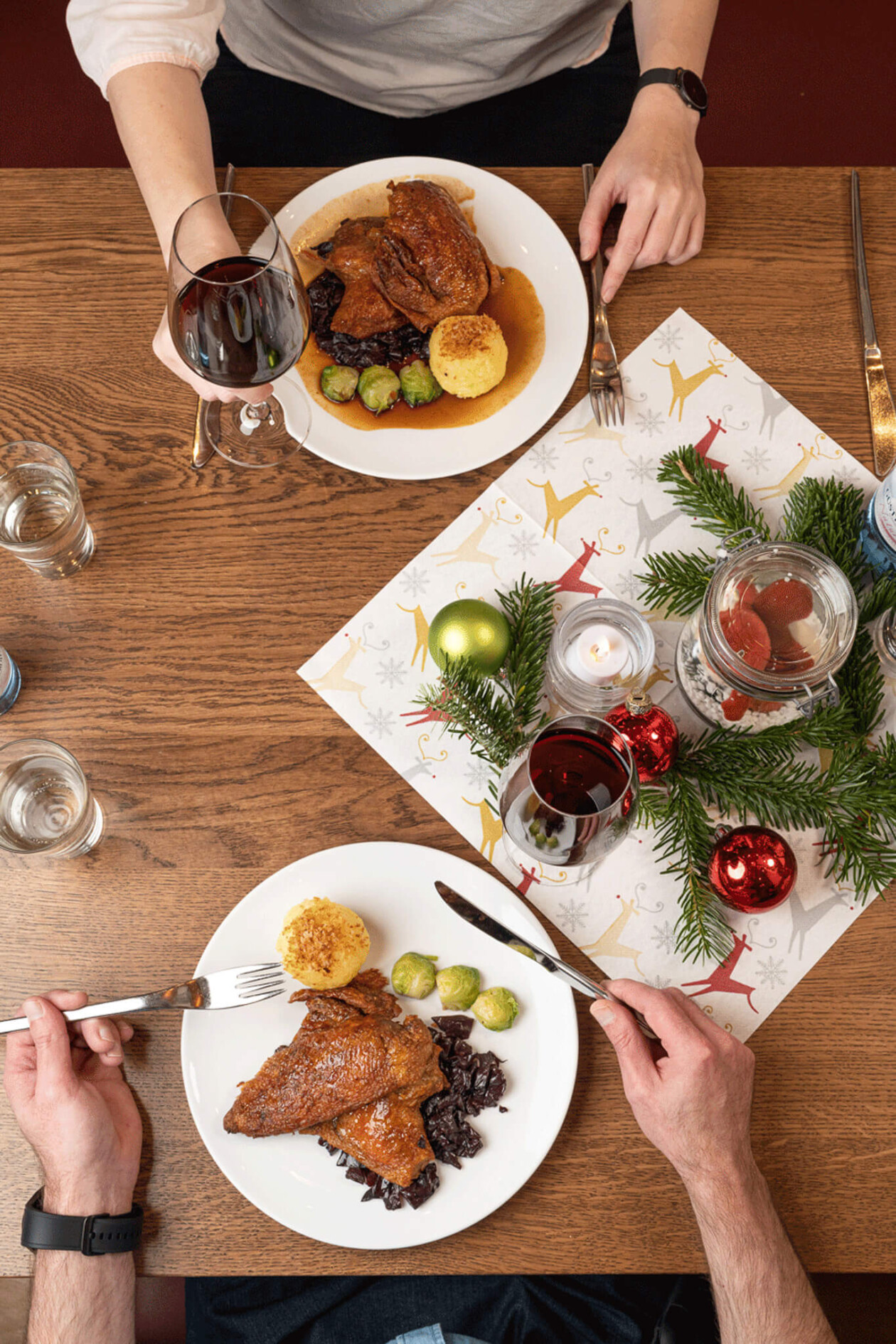 Weihnachtsessen auf einem Tisch
