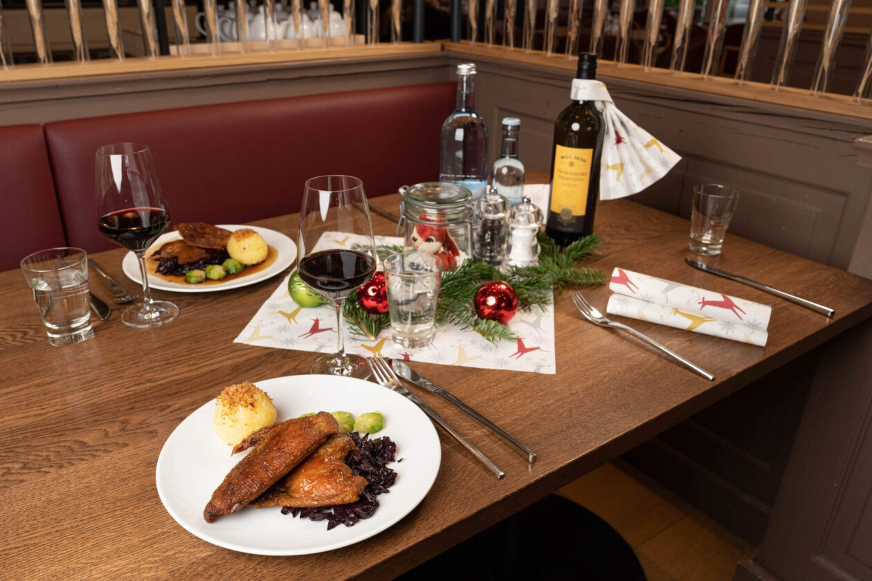 Ein Tisch mit Weihnachtsessen