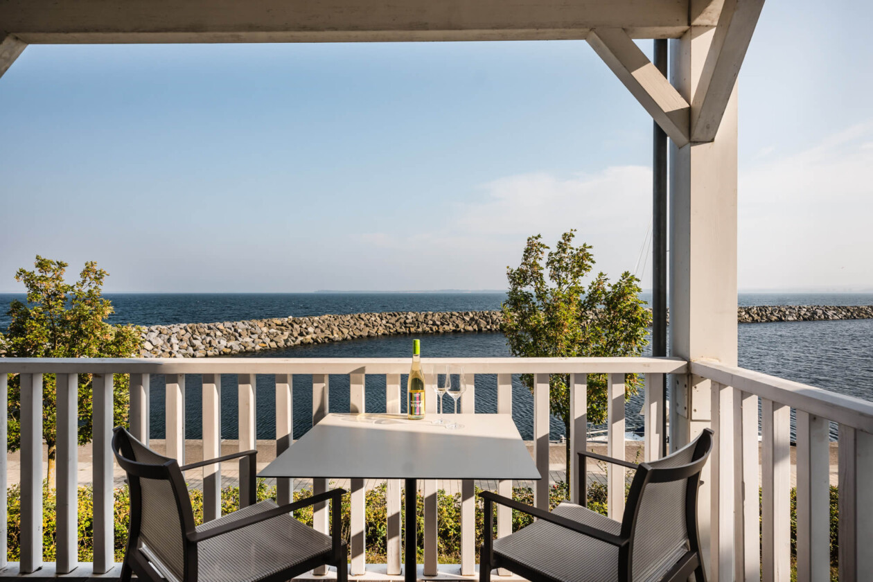 Balkon mit Tisch und Stühlen, Ausblick Ostsee