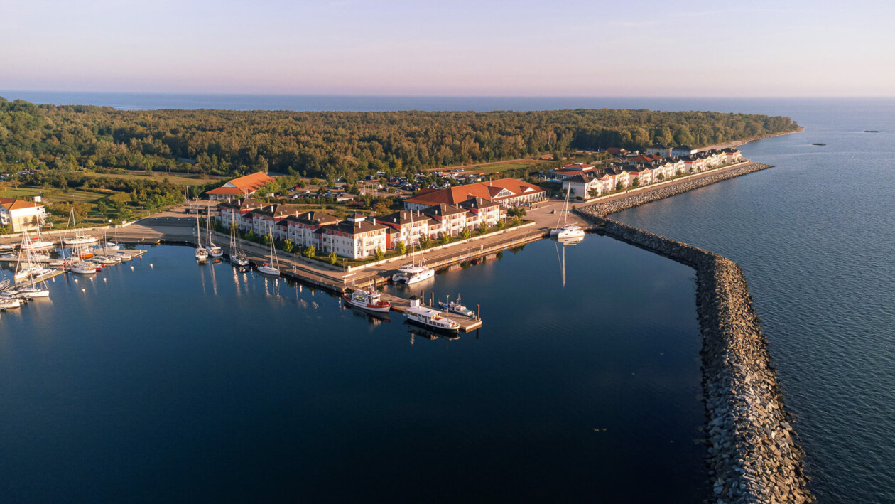 Luftaufnahme von Häusern am Meer