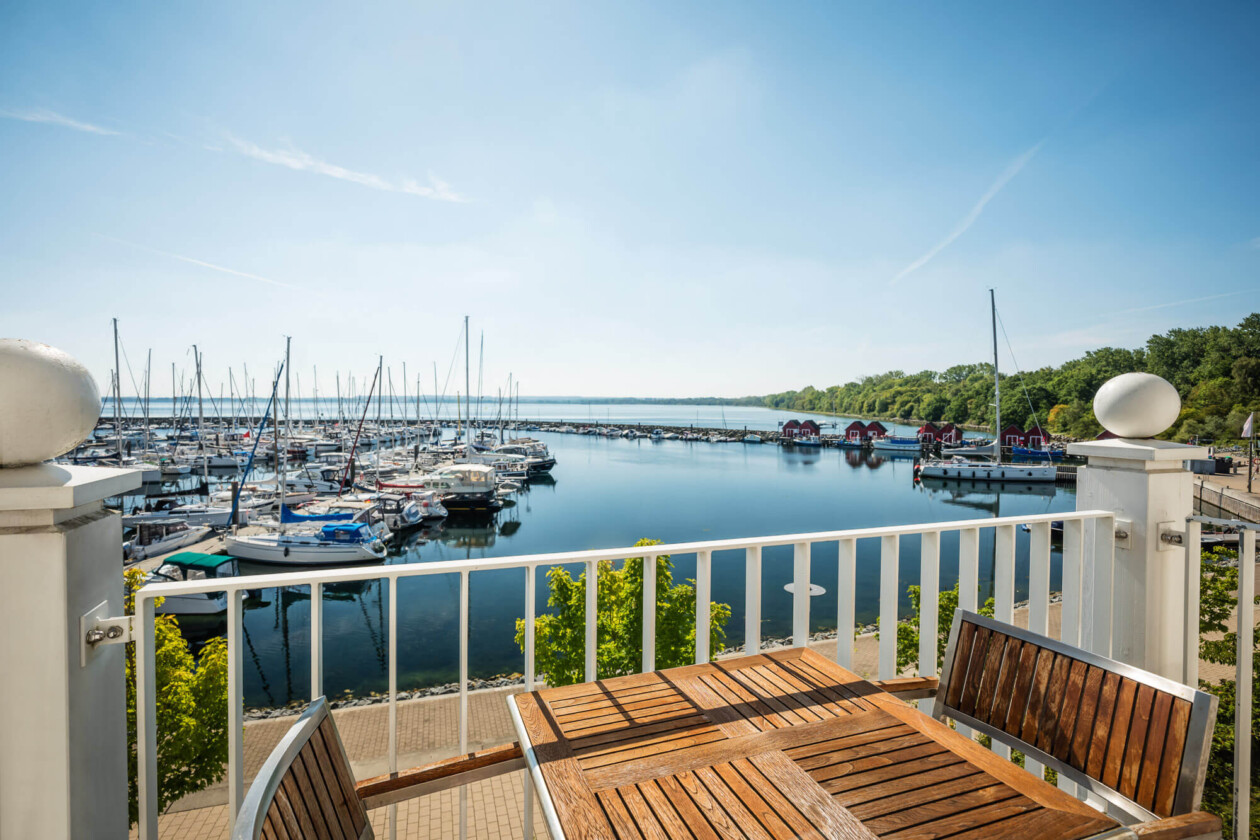Veranda mit Ausblick auf den Hafen