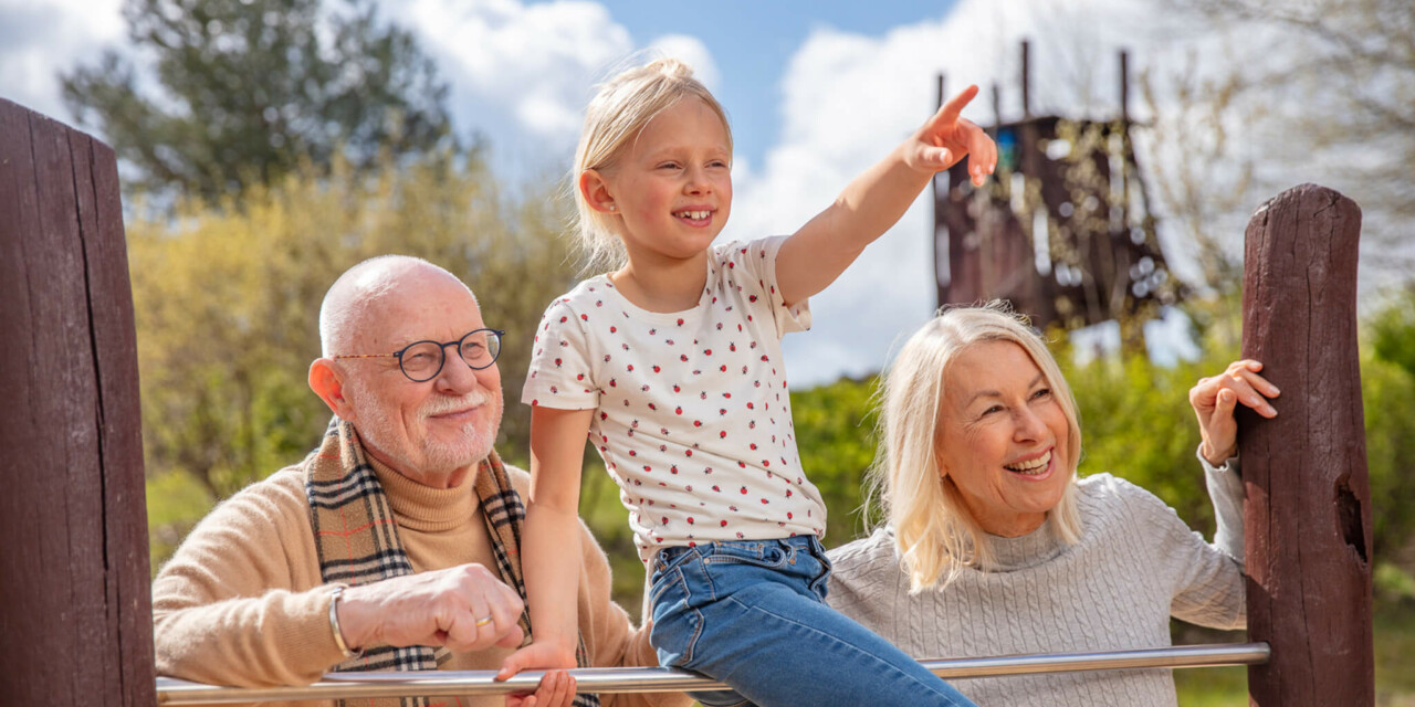 Oma und Opa und Enkelin Urlaub