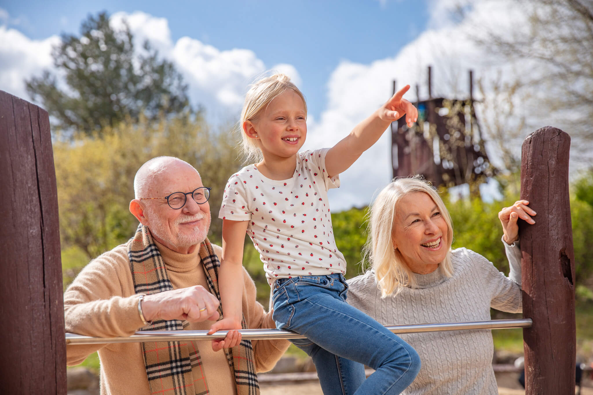 Oma und Opa und Enkelin Urlaub