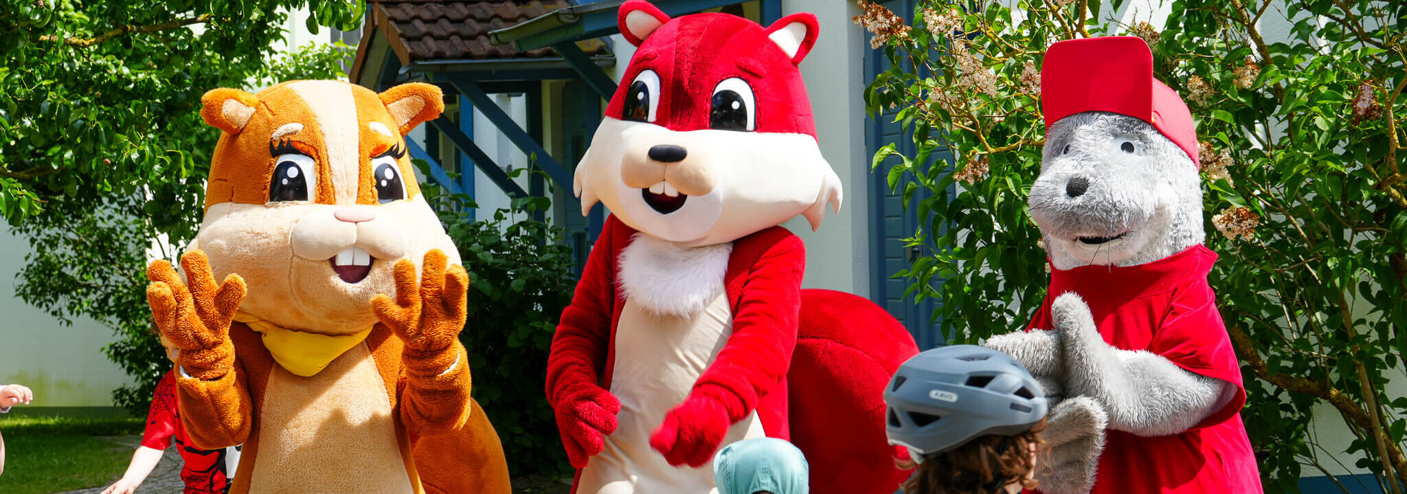 Zwei Eichhörnchen Maskotten und vier Kinder