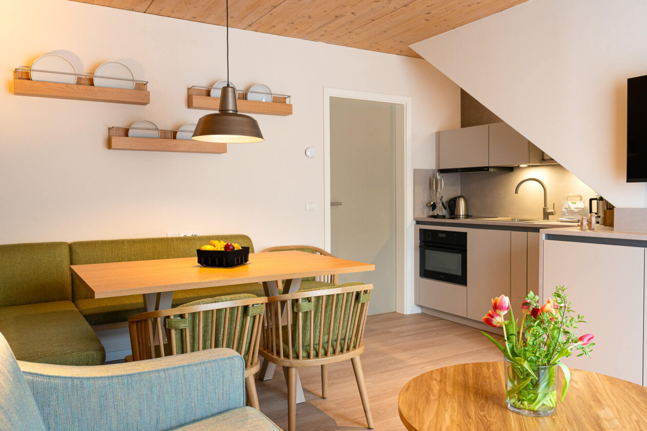 Eine Wohnung mit Sitzecke und Kitchenette