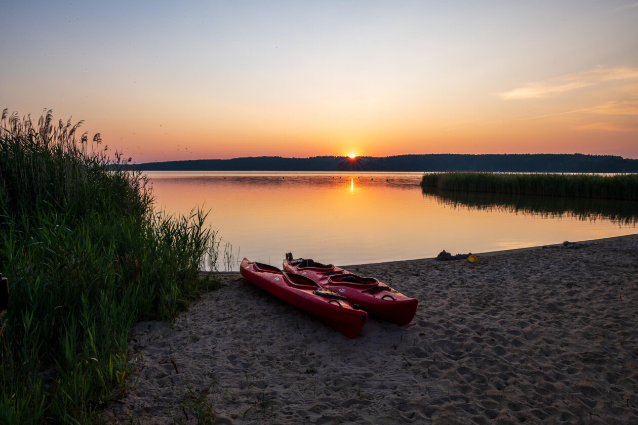 Zwei Kajaks am Strand
