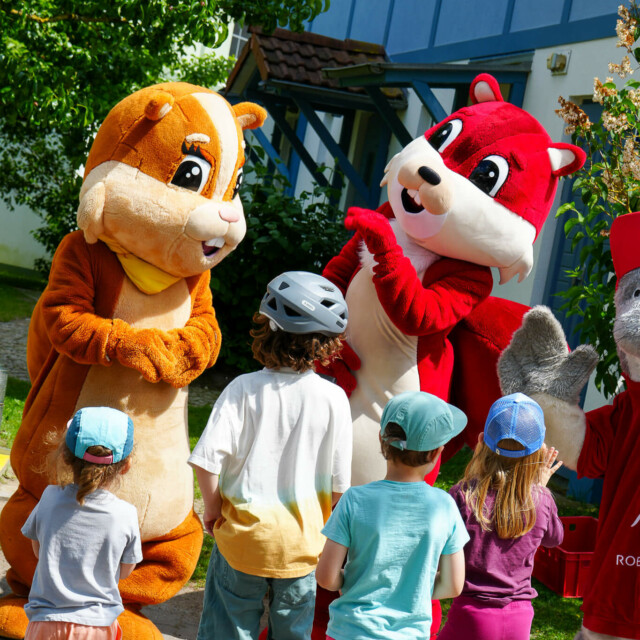 Zwei Eichhörnchen Maskotten und vier Kinder