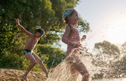 Kinder laufen ins Wasser