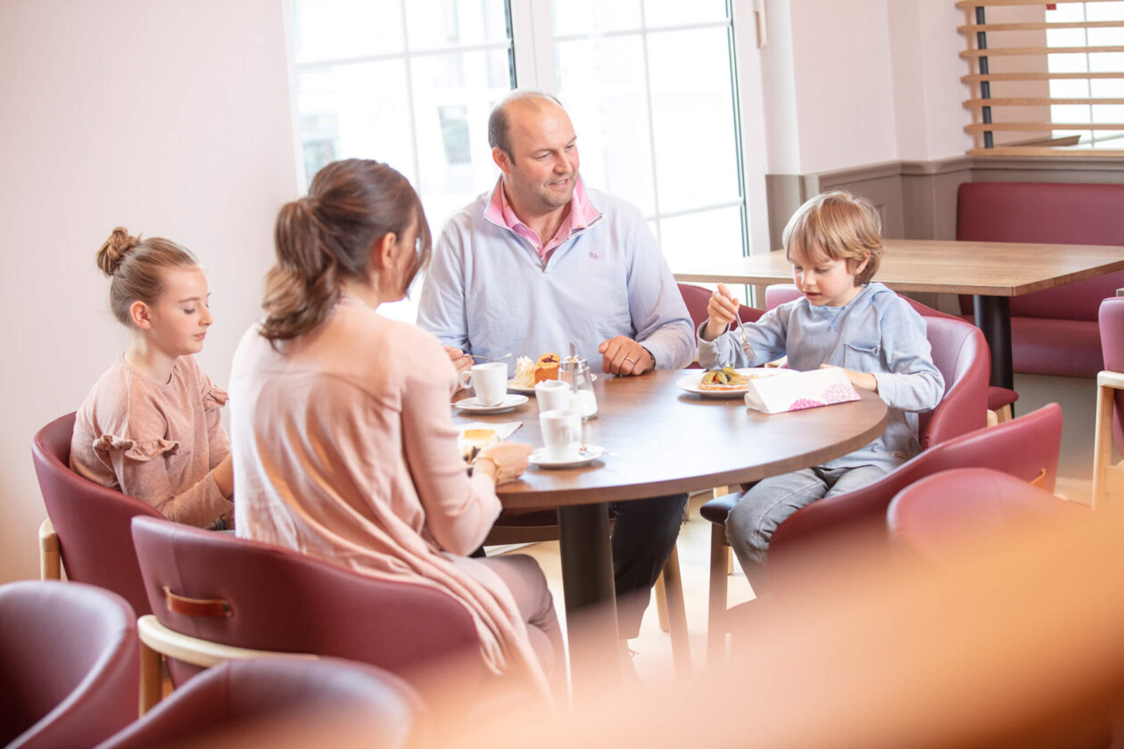 Eine Familie am Tisch in einem Restaurant