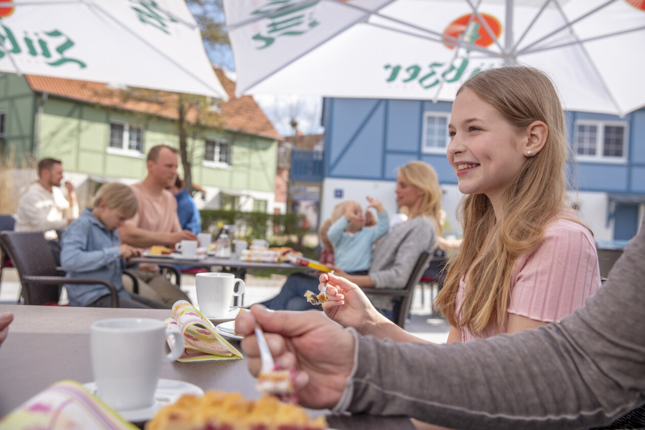 Ein Mädchen an einem Tisch lächelt