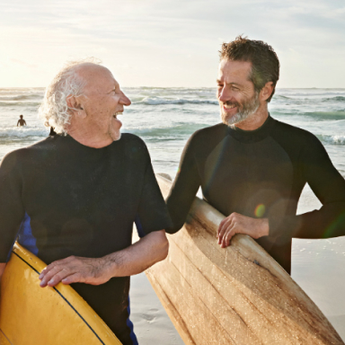 Vater und Sohn surfen