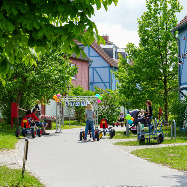 Kinder fahren auf einem Kettcar