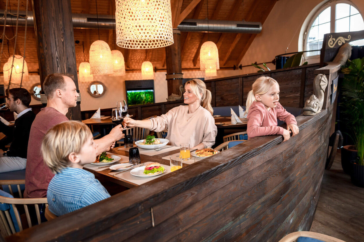 Eine Familie in einem Holzboot beim Essen