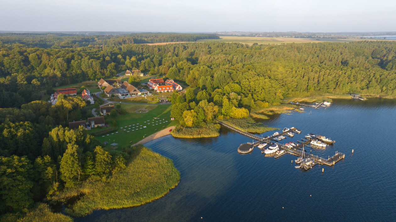 Luftaufnahme von einem Resort am See