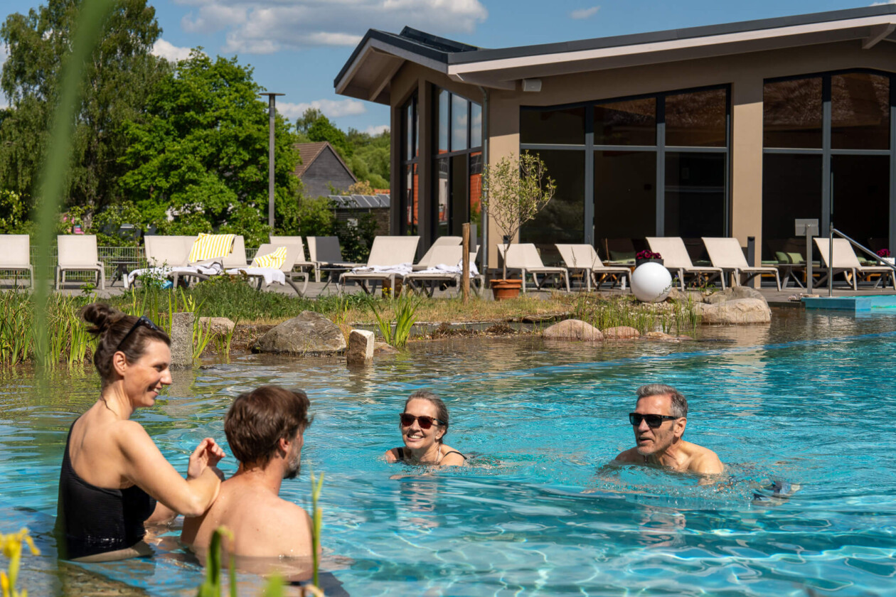 Menschen im Naturbadeteich