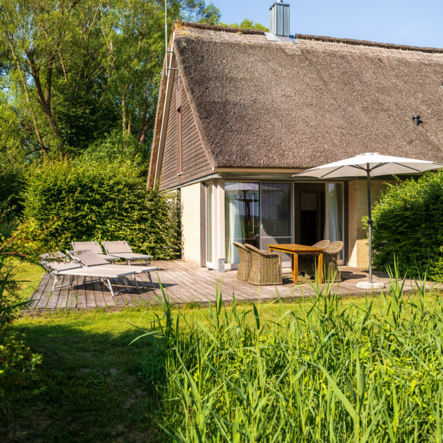 Haus mit Reetdach und Terrasse