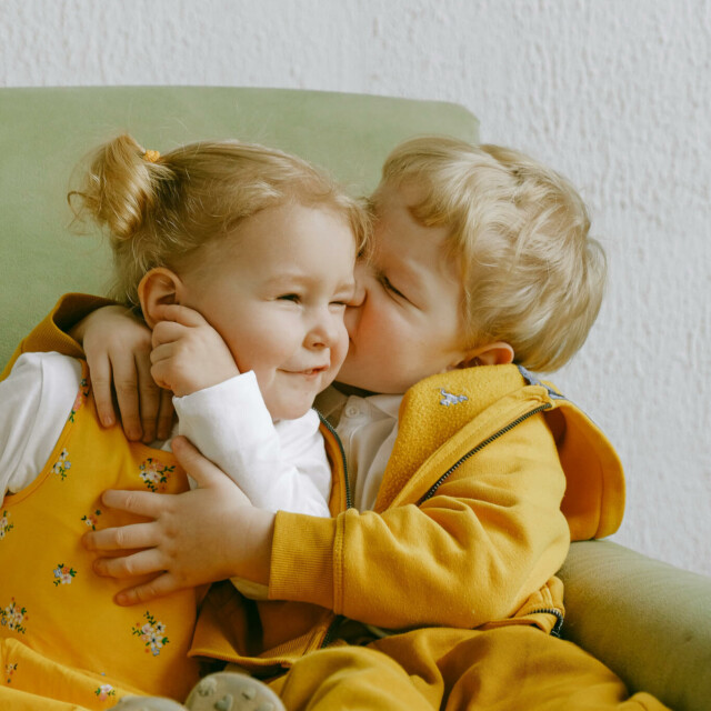Zwei kleine Kinder kuscheln