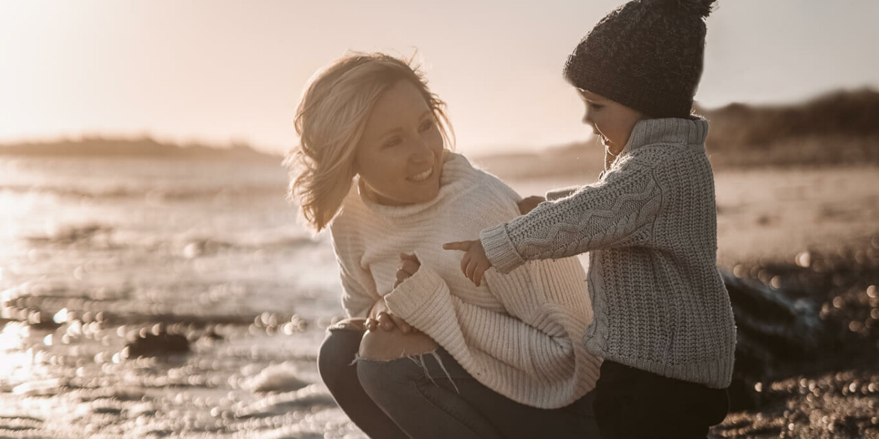 Mama und Kind am Strand