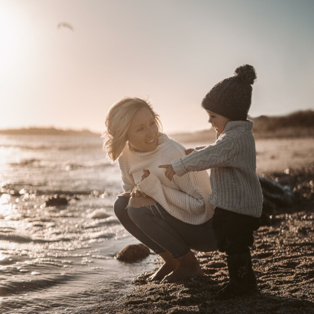 Mama und Kind am Strand