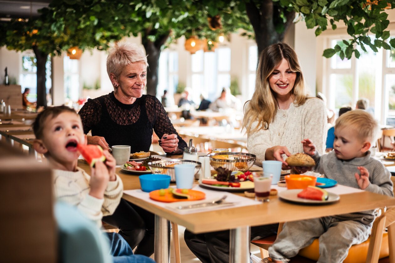 Familie am Frühstückstisch