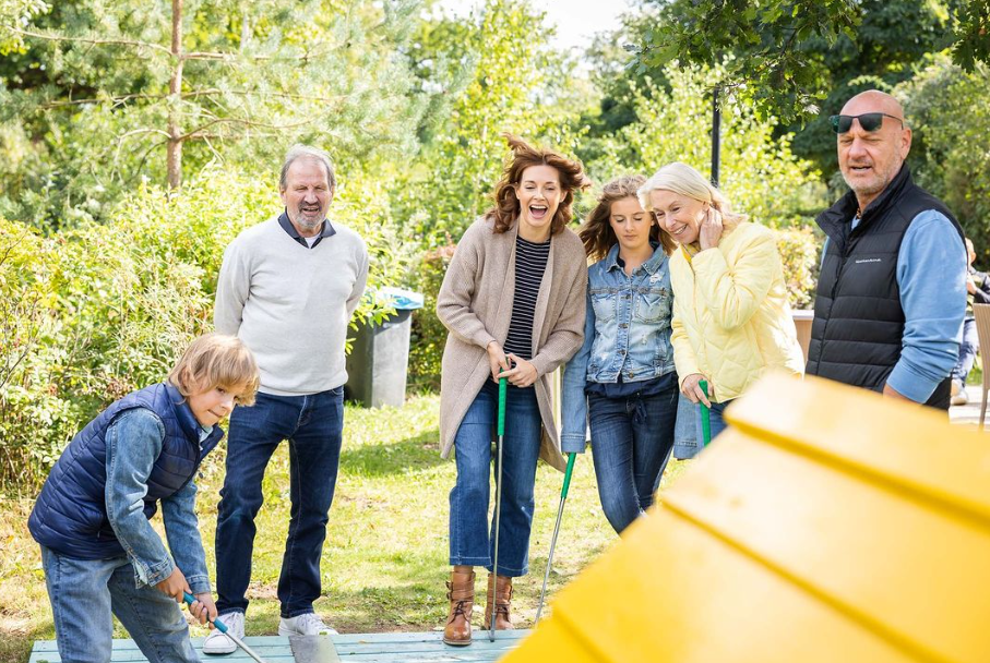 Familie spielt Minigolf