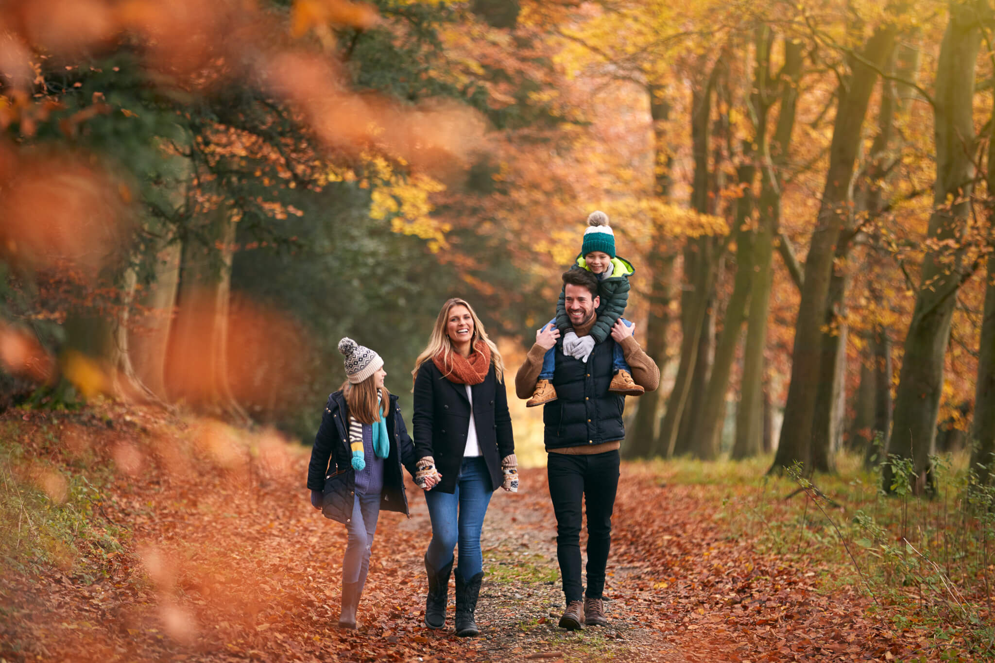 Familie im Herbstlaub