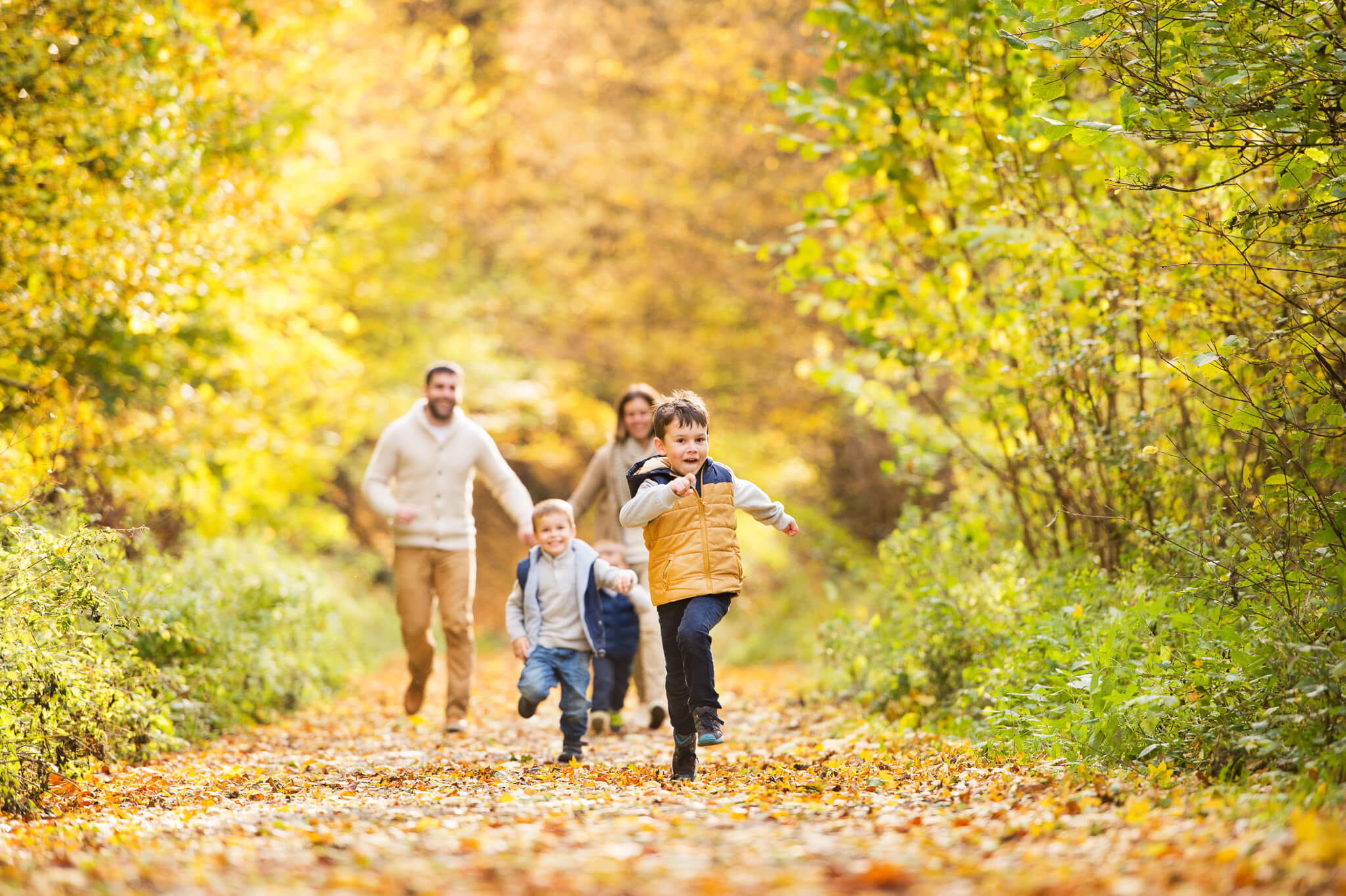 Familie im Herbstlaub